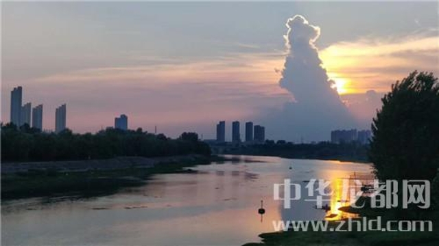 為了這朵云，周口人聚集在大慶路橋上……