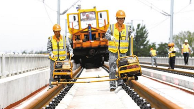 鄭阜鐵路全線鋪軌貫通了